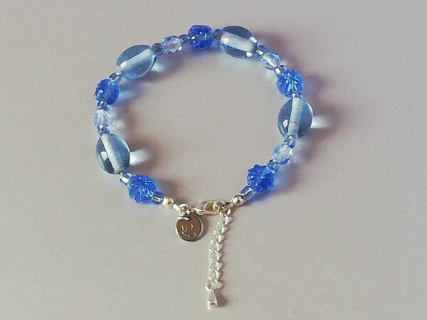 L'intemporel bracelet avec perles anciennes fleur bleue.