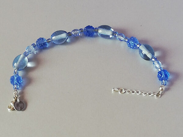 L'intemporel bracelet avec perles anciennes fleur bleue. – Image 2