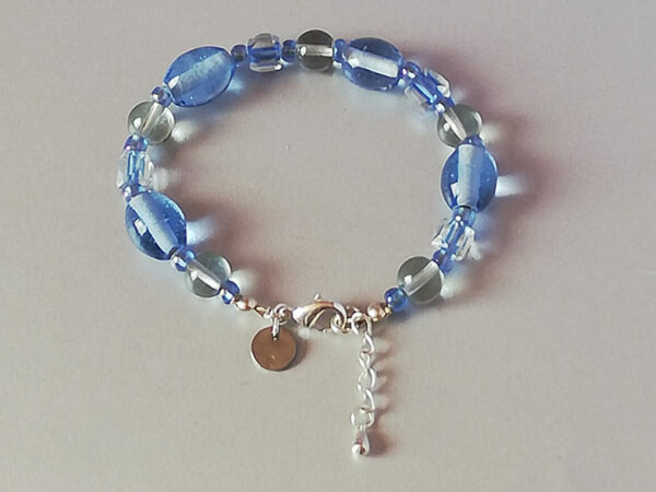 L'intemporel bracelet avec perles anciennes pentagonales translucides incrustées de bleu.