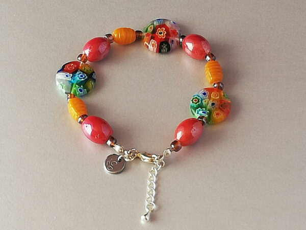 L'intemporel bracelet avec perles anciennes rondes plates millefiori grenade.