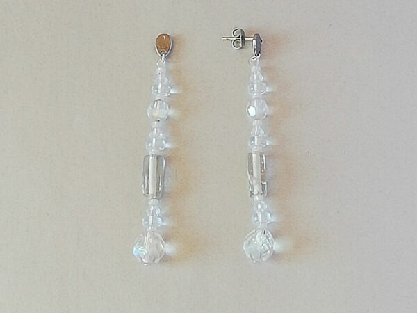 L'intemporel boucles d'oreilles avec perles anciennes rectangles irisés – Image 2